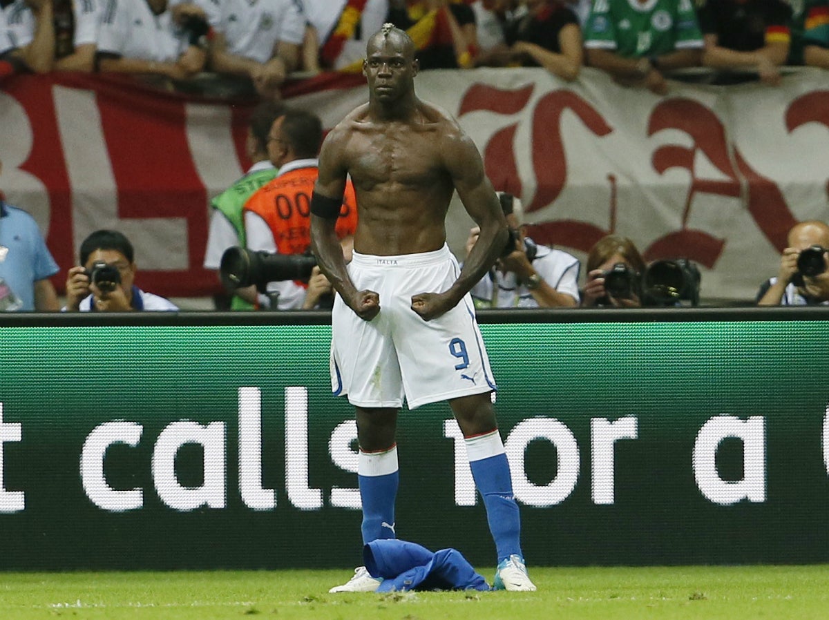 Balotelli contesta a Carragher: "Mal jugador, maravilloso 'hater', a quién le importa" Balotelli contesta a Carragher: "Mal jugador, maravilloso 'hater', a quién le importa"