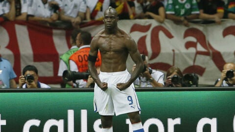 Balotelli celebra un gol ante Alemania en la Euro 2012