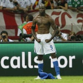 Balotelli celebra un gol ante Alemania en la Euro 2012