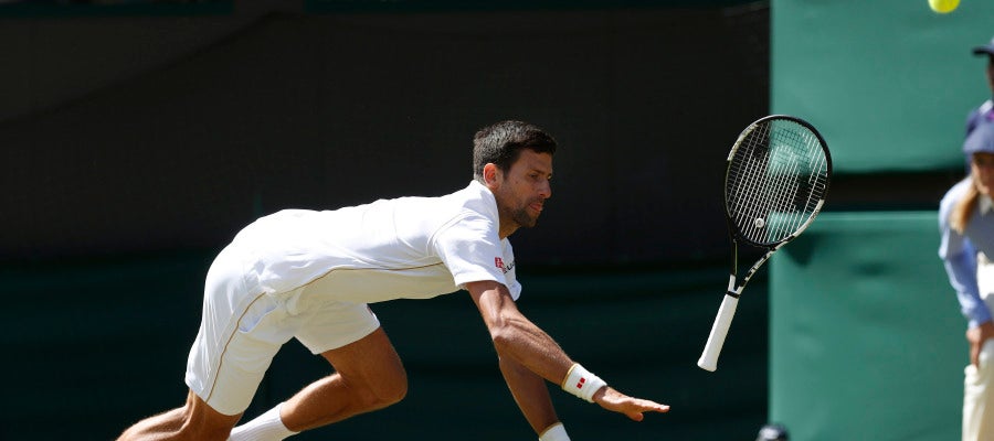 Novak Djokovic no llega a una bola ante Querrey Novak Djokovic no llega a una bola ante Querrey