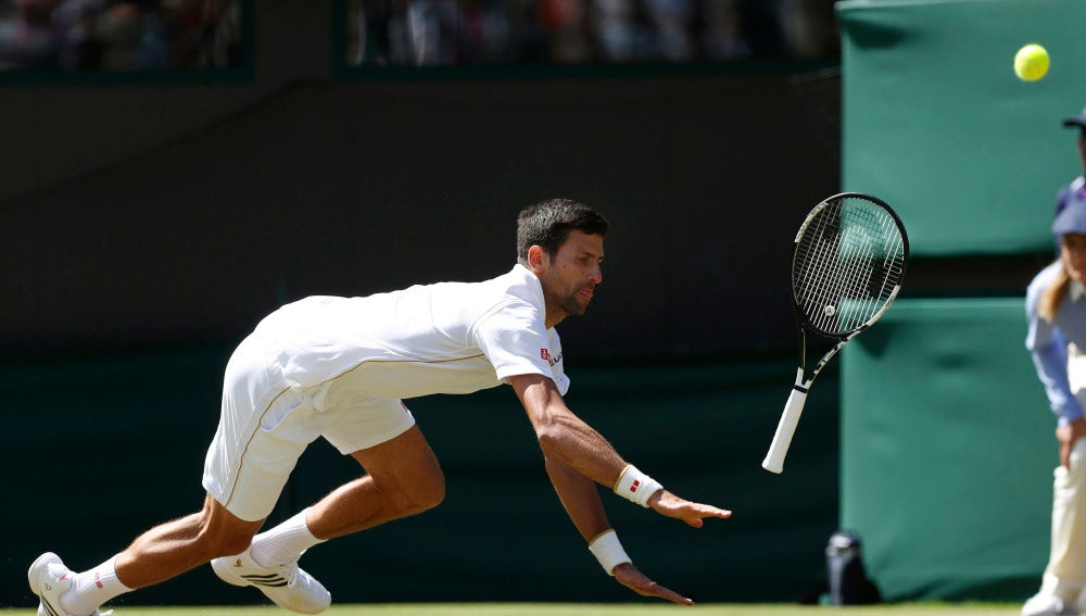 Novak Djokovic no llega a una bola ante Querrey