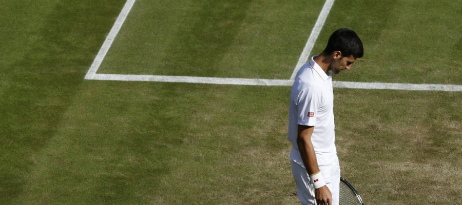 Djokovic, cabizbajo en Wimbledon Djokovic, cabizbajo en Wimbledon