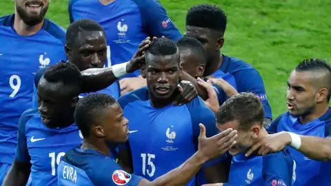 Los jugadores de Francia celebran el gol de Pogba ante Islandia Los jugadores de Francia celebran el gol de Pogba ante Islandia