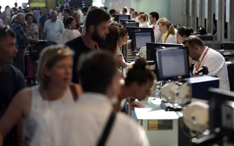 Vueling continúa acumulando cancelaciones y retrasos en sus vuelos Vueling continúa acumulando cancelaciones y retrasos en sus vuelos