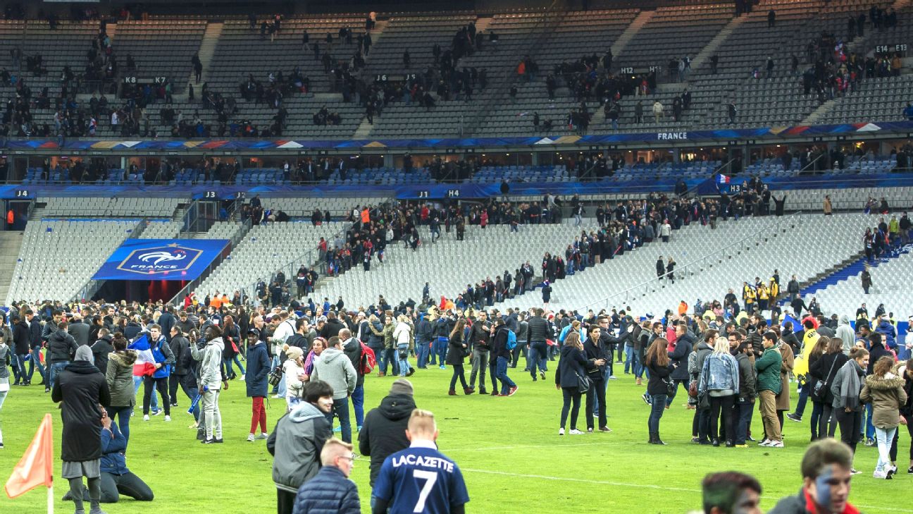 La policía realiza una explosión controlada cerca del Stade de France La policía realiza una explosión controlada cerca del Stade de France