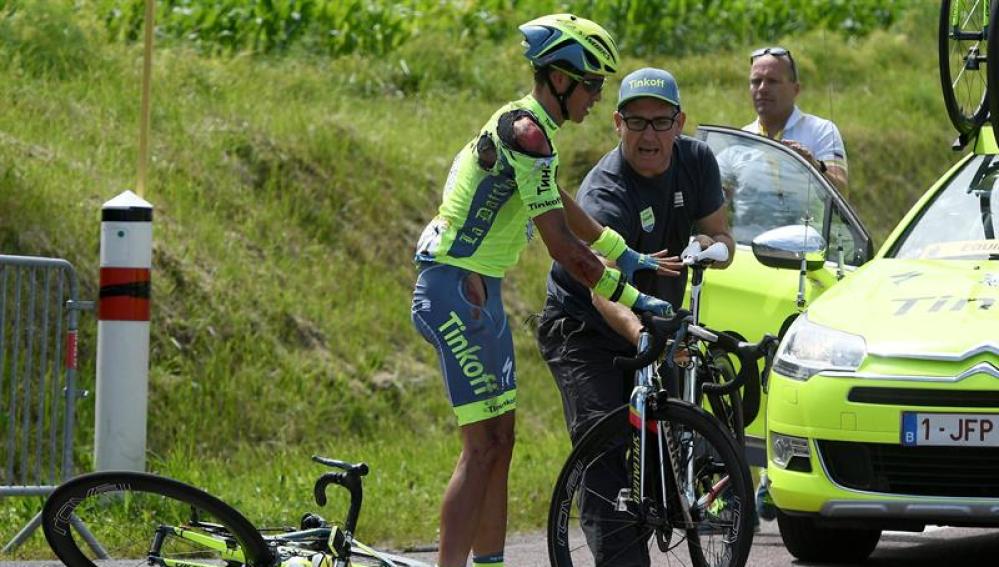 Alberto Contador cambia de bicicleta tras sufrir una caída durante la primera etapa del Tour de Francia