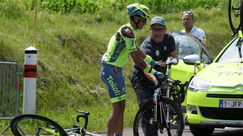 Alberto Contador cambia de bicicleta tras sufrir una ca&iacute;da durante la primera etapa del Tour de Francia