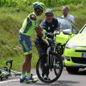 Alberto Contador cambia de bicicleta tras sufrir una caída durante la primera etapa del Tour de Francia