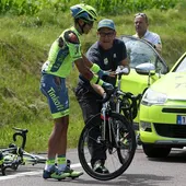 Alberto Contador cambia de bicicleta tras sufrir una caída durante la primera etapa del Tour de Francia Alberto Contador cambia de bicicleta tras sufrir una caída durante la primera etapa del Tour de Francia