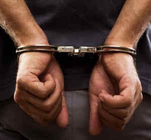 Hombre arrestado con unas esposas Hombre arrestado con unas esposas
