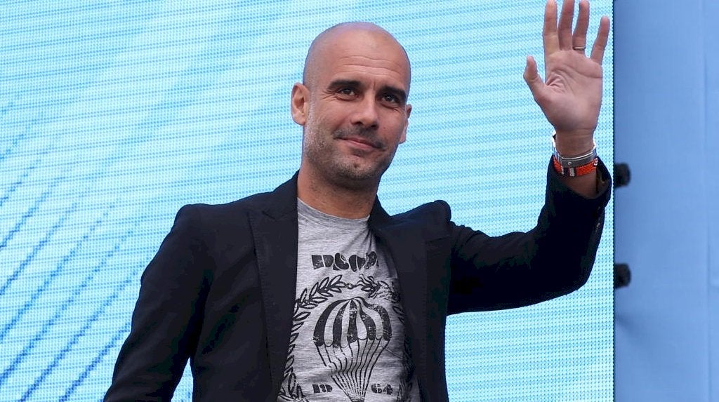 Manchester se viste de azul cielo para dar la bienvenida a Guardiola Manchester se viste de azul cielo para dar la bienvenida a Guardiola