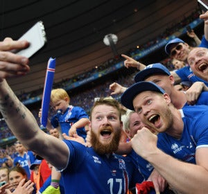 Gunnarson se hace un selfie con los aficionados islandeses Gunnarson se hace un selfie con los aficionados islandeses