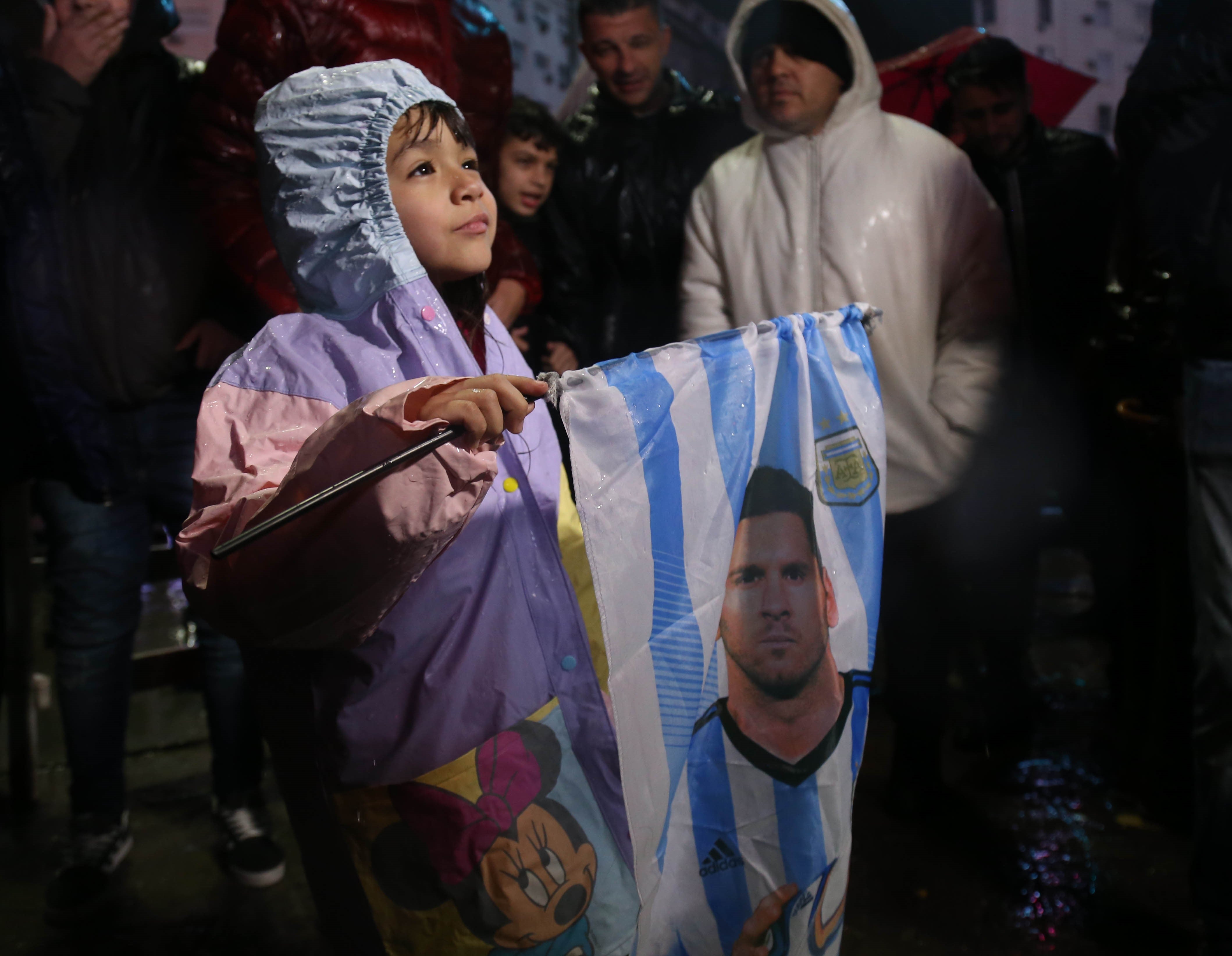 Cientos de argentinos se manifiestan en Buenos Aires para que Messi siga en la selección Cientos de argentinos se manifiestan en Buenos Aires para que Messi siga en la selección