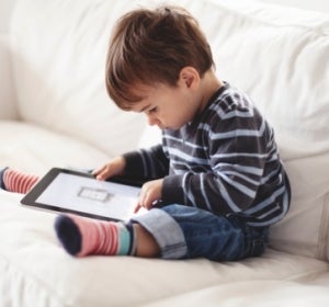 Niño jugando con un iPad Niño jugando con un iPad
