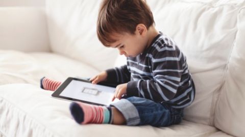 Ni&ntilde;o jugando con un iPad