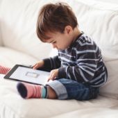 Niño jugando con un iPad
