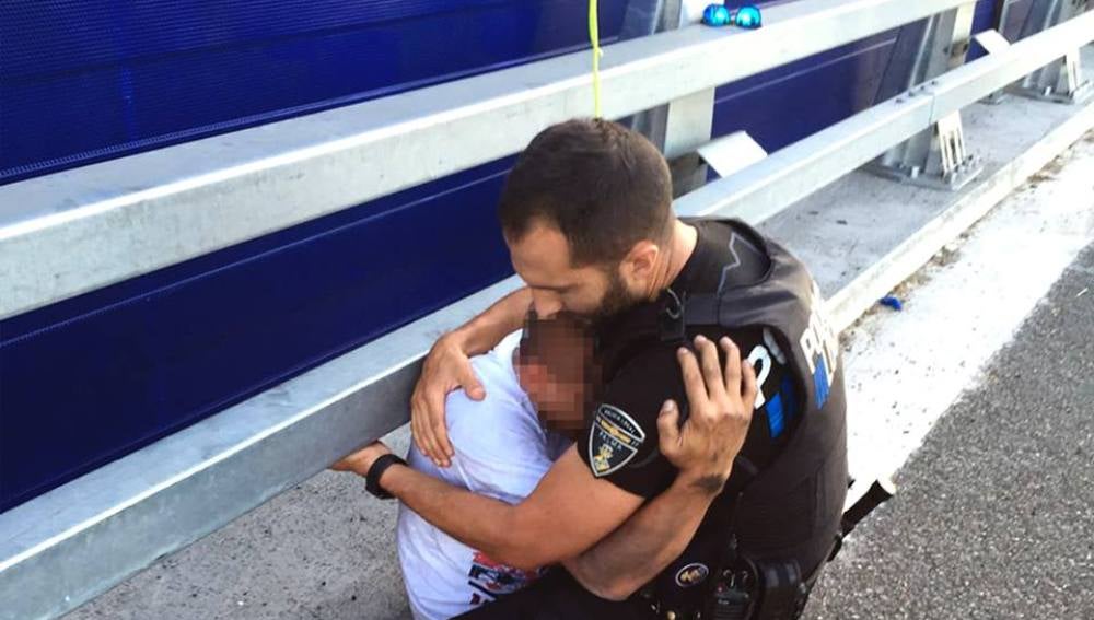 Un policía abraza a un joven que pretendía tirarse por un puente