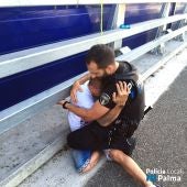 Un policía abraza a un joven que pretendía tirarse por un puente