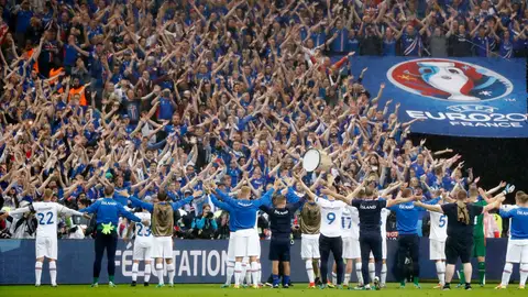 Los jugadores de Islandia reciben el homenaje de su hinchada en Saint-Denis Los jugadores de Islandia reciben el homenaje de su hinchada en Saint-Denis