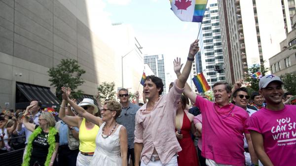 El primer ministro de Canadá hace historia al participar en el desfile del Orgullo Gay de Toronto El primer ministro de Canadá hace historia al participar en el desfile del Orgullo Gay de Toronto