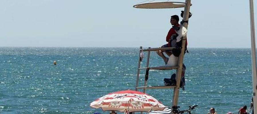 Un socorrista vigila en una playa Un socorrista vigila en una playa