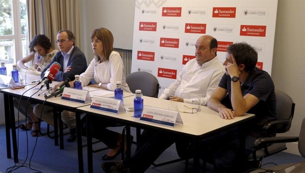 De izquierda a derecha, los dirigentes de Podemos, PP, PSOE, PNV y EH Bildu