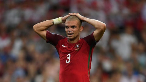 Pepe durante un partido con su selecci&oacute;n