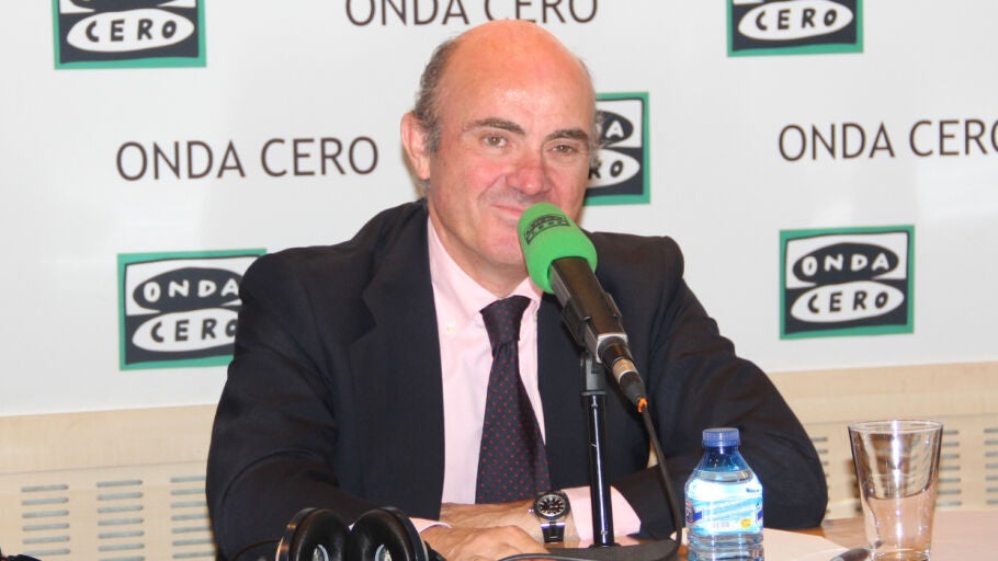 El ministro de Econom&iacute;a en funciones, Luis de Guindos, durante una entrevista en M&aacute;s de uno
