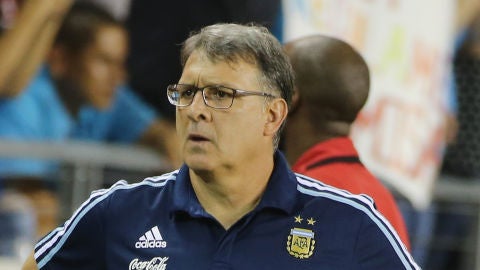 El 'Tata' Martino, durante un partido con Argentina
