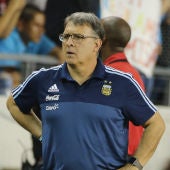 El 'Tata' Martino, durante un partido con Argentina