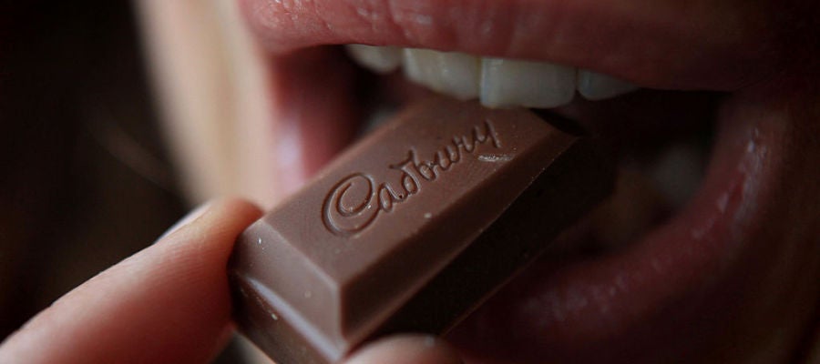 Comiendo una onza de chocolate Comiendo una onza de chocolate