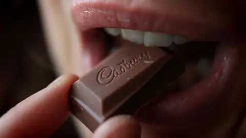 Comiendo una onza de chocolate Comiendo una onza de chocolate