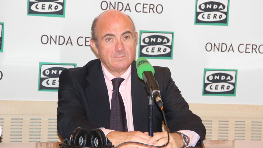 El ministro de Econom&iacute;a en funciones, Luis de Guindos, durante una entrevista en Onda Cero
