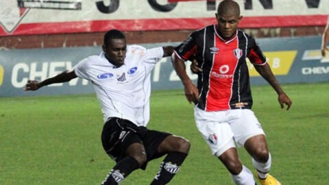 Graxa en una acci&oacute;n en la Segunda divisi&oacute;n de Brasil con el Atl&eacute;tico Bragantino