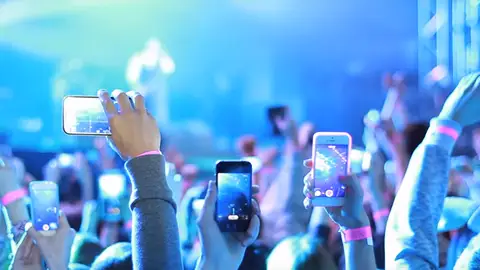 Smartphones grabando en un concierto Smartphones grabando en un concierto