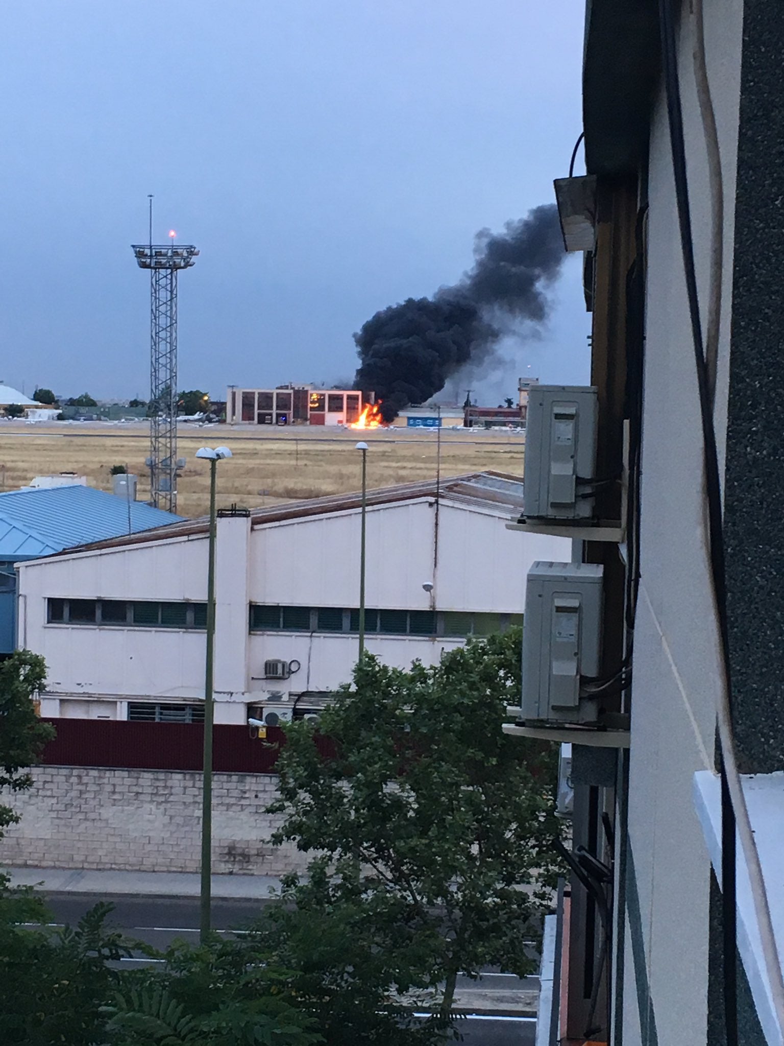 Fallecen dos personas tras estrellarse una avioneta en el aeródromo de Cuatro Vientos Fallecen dos personas tras estrellarse una avioneta en el aeródromo de Cuatro Vientos