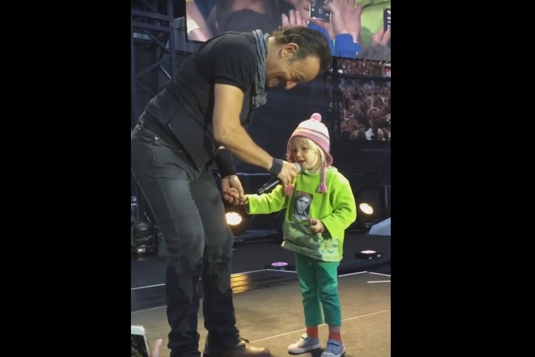 Bruce Springsteen sube al escenario a una niña de cuatro años y canta a dúo con ella Bruce Springsteen sube al escenario a una niña de cuatro años y canta a dúo con ella