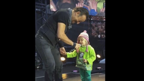 Bruce Springsteen cantando a d&uacute;o con una ni&ntilde;a de cuatro a&ntilde;os en su concierto de Oslo