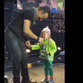 Bruce Springsteen cantando a dúo con una niña de cuatro años en su concierto de Oslo