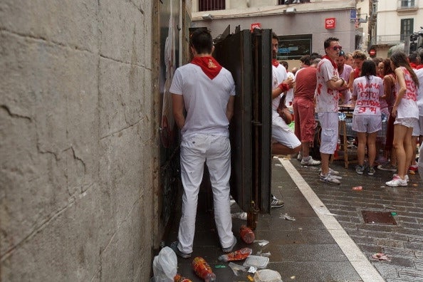 Un líquido repelente manchará a quien orine en las paredes en San Fermín Un líquido repelente manchará a quien orine en las paredes en San Fermín