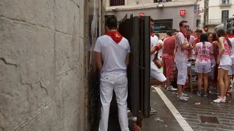 Un chico orinando en una pared durante los Sanfermines Un chico orinando en una pared durante los Sanfermines