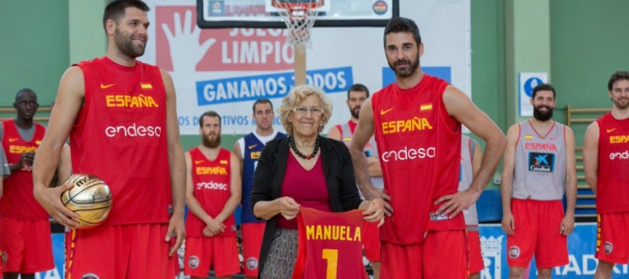Manuela Carmena durante un entrenamiento de la Selección de baloncesto Manuela Carmena durante un entrenamiento de la Selección de baloncesto