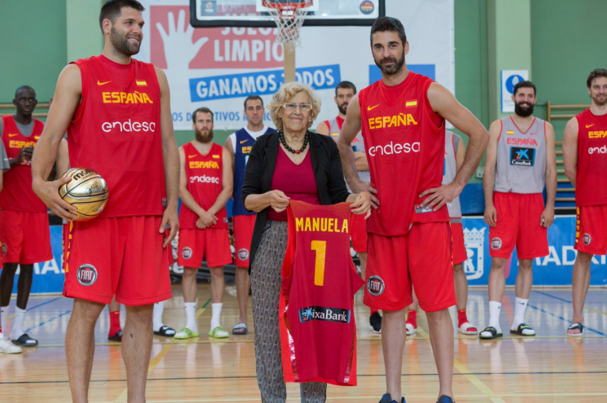 Manuela Carmena recibe un balón firmado y una camiseta de la selección española de baloncesto Manuela Carmena recibe un balón firmado y una camiseta de la selección española de baloncesto