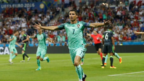 Cristiano Ronaldo celebra su gol ante Gales