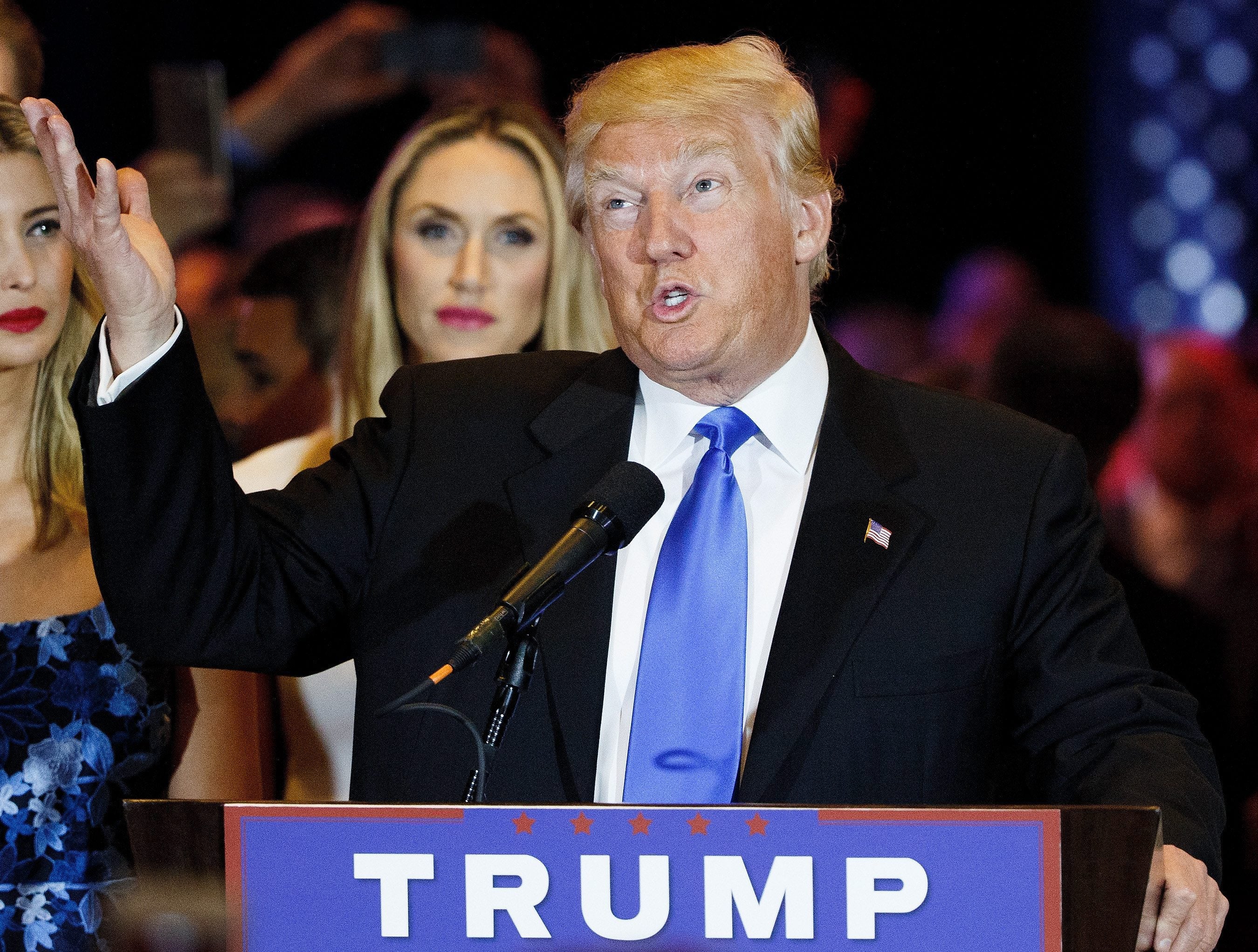 Trump afirma que Clinton "puso al país en peligro" con el uso de su correo privado para asuntos oficiales Trump afirma que Clinton "puso al país en peligro" con el uso de su correo privado para asuntos oficiales