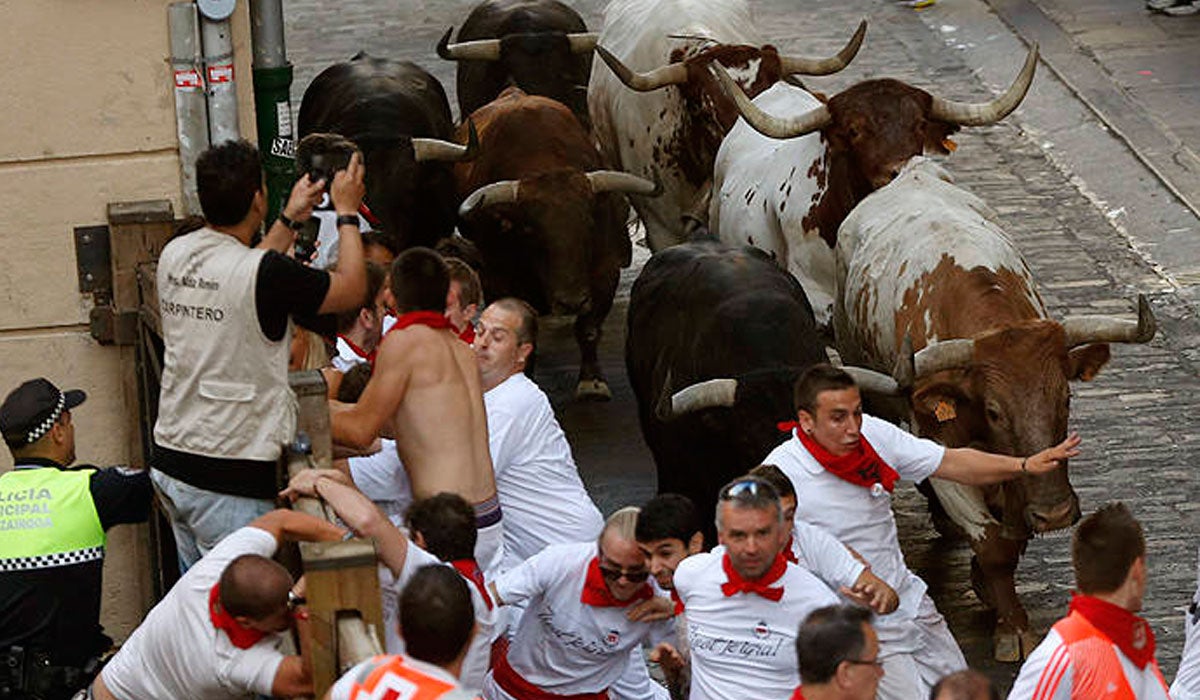 Cinco heridos por contusiones en un primer encierro de San Fermín largo y peligroso Cinco heridos por contusiones en un primer encierro de San Fermín largo y peligroso