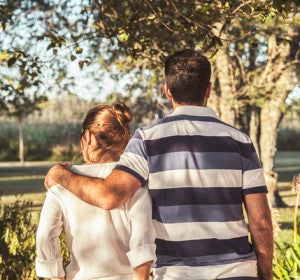 Una pareja pasea por la naturaleza. Una pareja pasea por la naturaleza.
