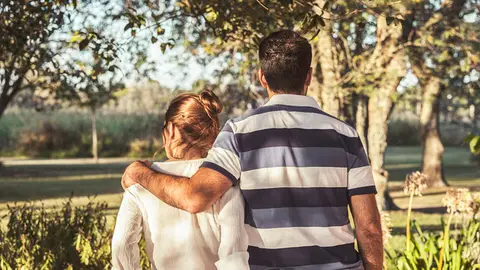 Una pareja pasea por la naturaleza. Una pareja pasea por la naturaleza.