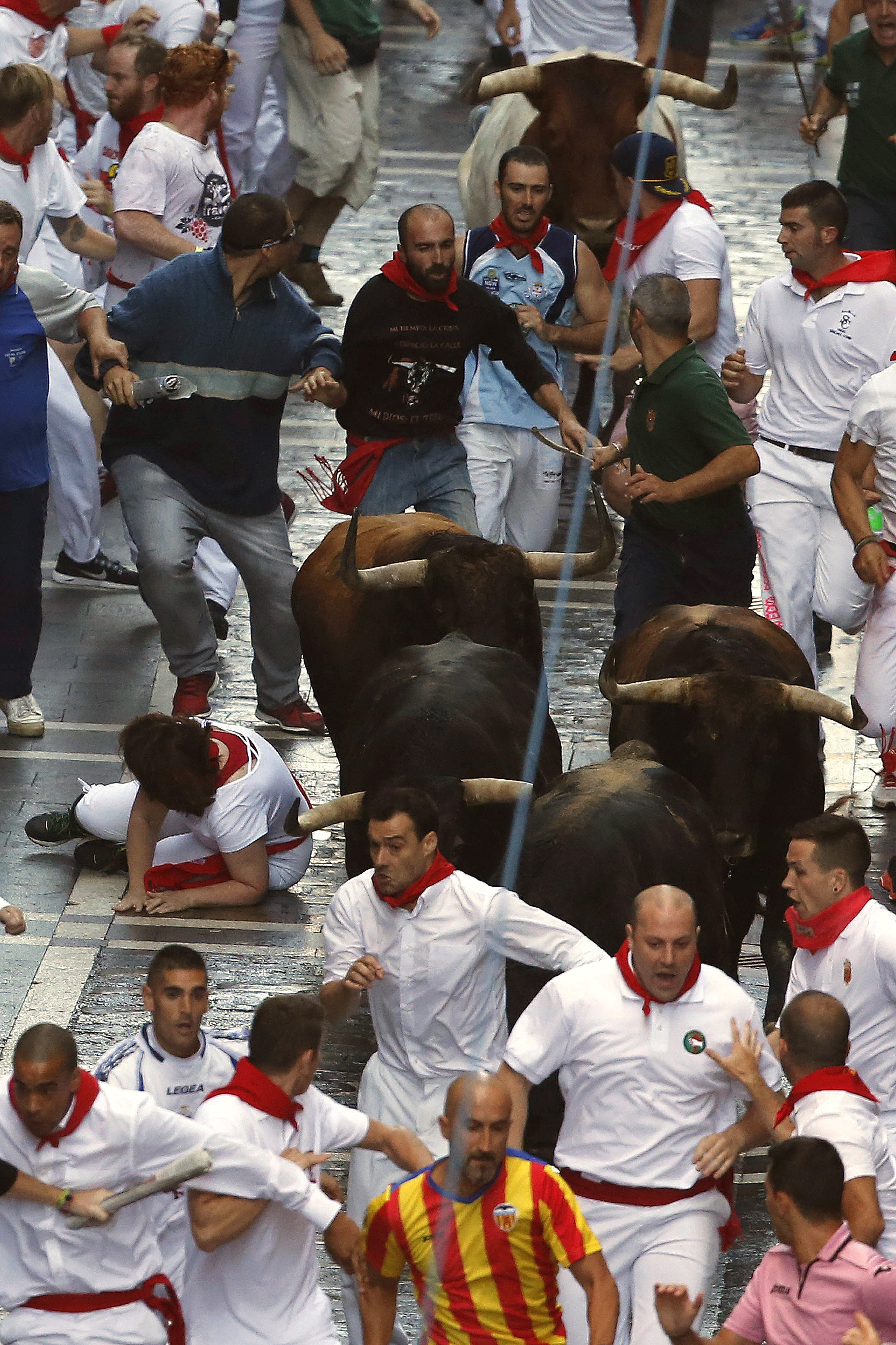 Cinco heridos por contusiones en un primer encierro de San Fermín largo y peligroso Cinco heridos por contusiones en un primer encierro de San Fermín largo y peligroso