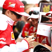 Kimi Raikkonen firma un autógrafo a un aficionado Kimi Raikkonen firma un autógrafo a un aficionado